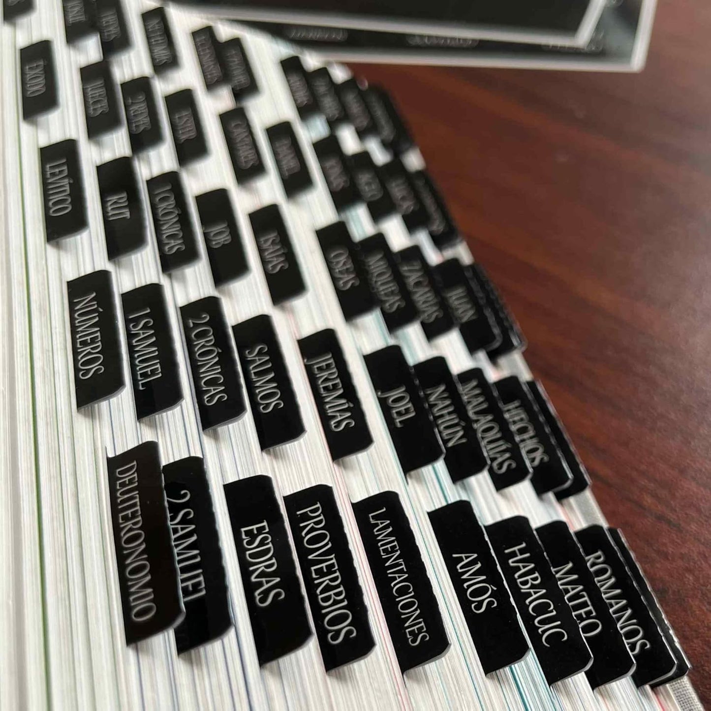 Spanish Laminated Bible Tabs, Pestañas Para Biblia En Español, Reposition Large Print Stickers, Easy to Read and Apply Bible Tabs for Women and Man (Spanish Black)
